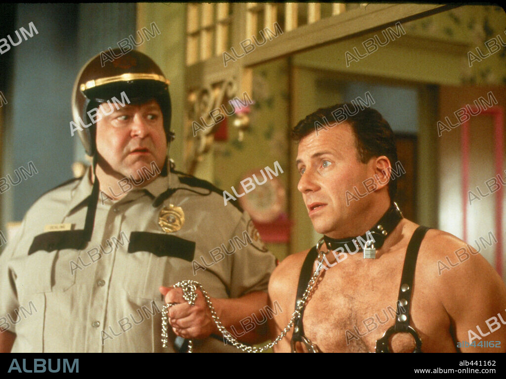 JOHN GOODMAN y PAUL REISER en DIVINA PERO PELIGROSA, 2001 (ONE NIGHT AT MCCOOL'S), dirigida por HARALD ZWART. Copyright FURTHER FILMS/OCTOBER FILMS.