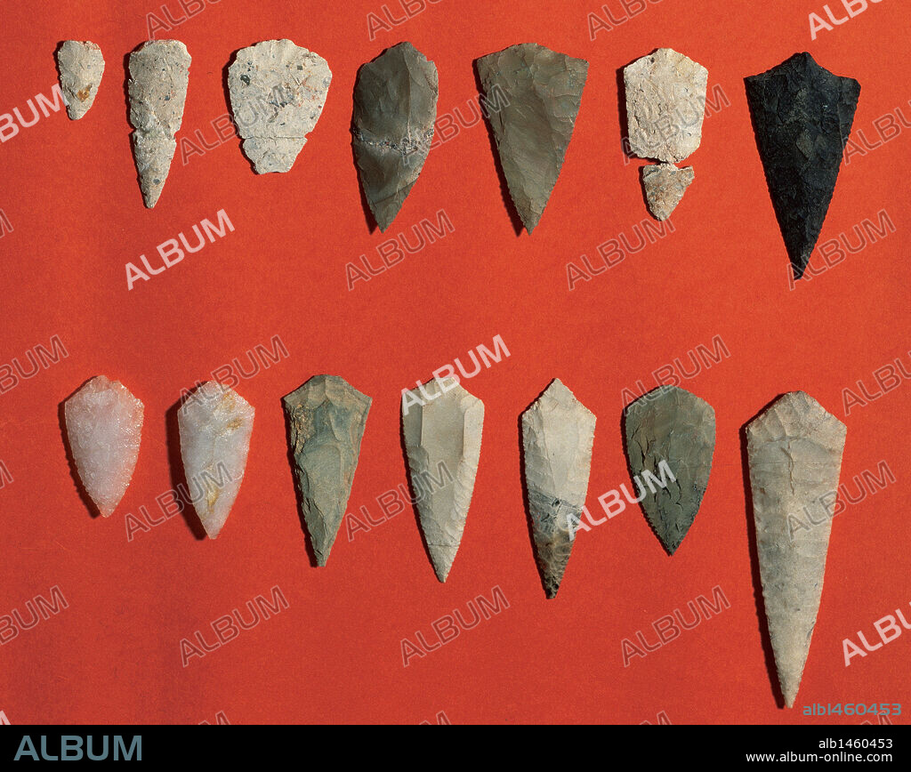 ARTE PREHISTORICO. NEOLITICO. ESPAÑA. "PUNTAS DE FLECHA" (3000 a. C. aproximadamente) procedentes de las excavaciones del Dolmen de "Chan de Armada" (Península del Morrazo). Museo Provincial de Pontevedra. Pontevedra. Galicia.
