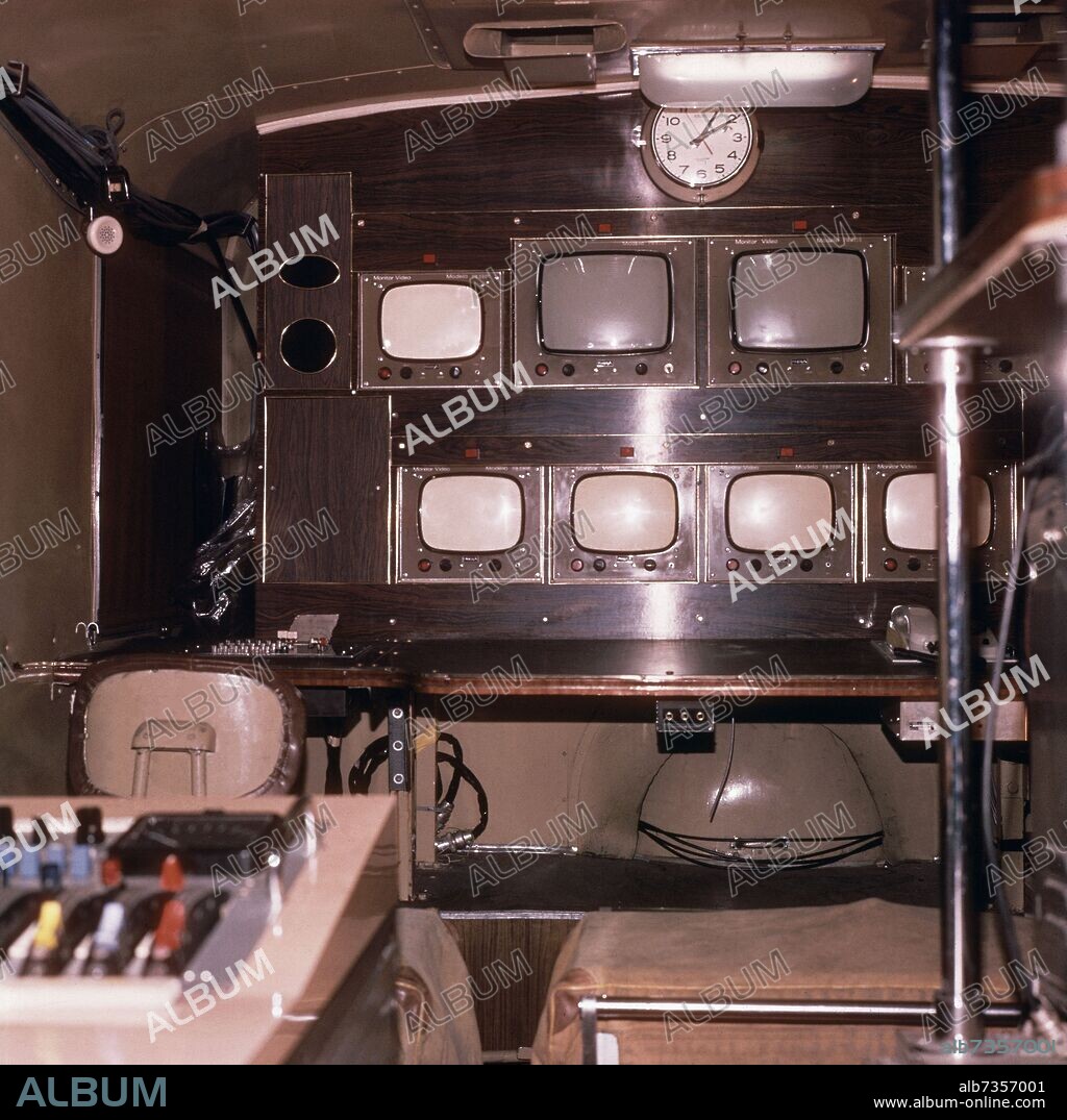 MONITORES DE CONTROL EN UNA UNIDAD MOVIL DE TELEVISION.