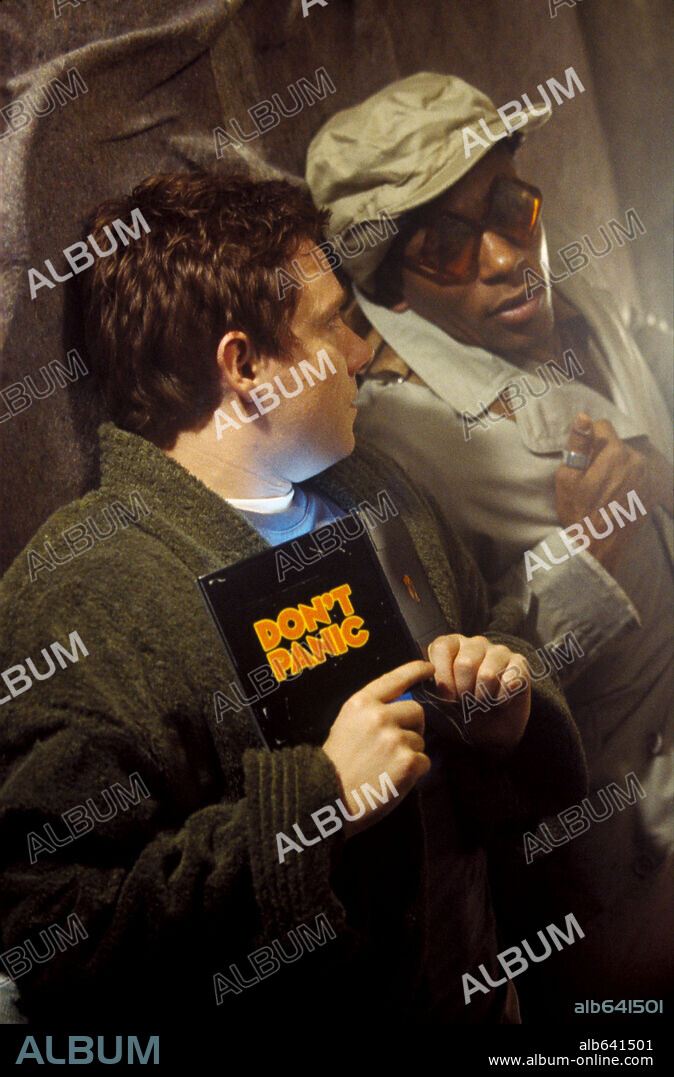 MARTIN FREEMAN y MOS DEF en LA GUÍA DEL AUTOESTOPISTA GALÁCTICO, 2005 (THE HITCHHIKER'S GUIDE TO THE GALAXY), dirigida por GARTH JENNINGS. Copyright TOUCHSTONE PICTURES / SPARHAM, LAURIE.
