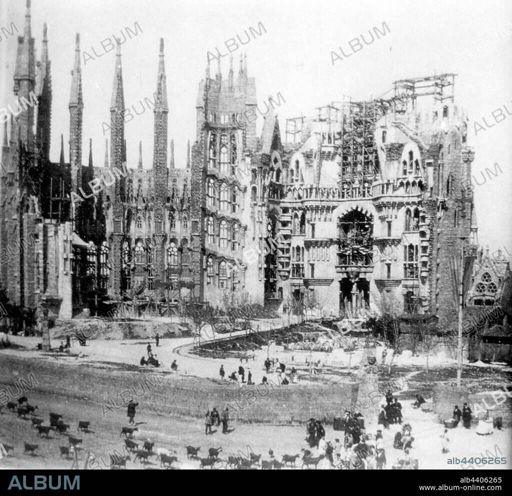 La Sagrada Familia, Barcelona, hacia 1915.