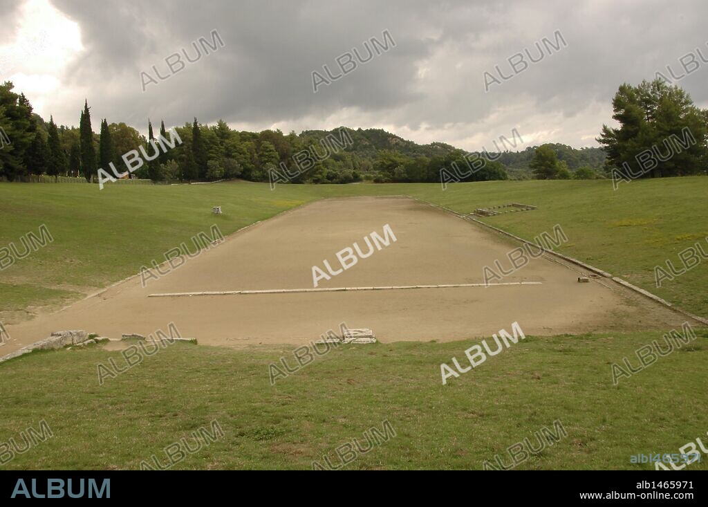 ARTE GRIEGO. GRECIA. ESTADIO DE OLIMPIA. Vista de las ruinas del estadio en el que se celebraban los juegos olímpicos. Este nunca tuvo graderíos, únicamente una tribuna para los jueces en el lado derecho. OLIMPIA. Provincia de Ilia. Región Peloponeso.
