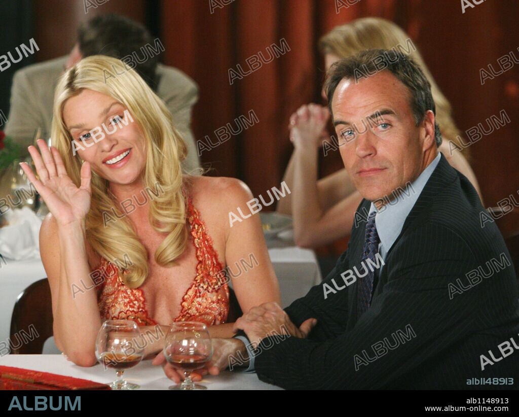 NICOLLETTE SHERIDAN and RICHARD BURGI in DESPERATE HOUSEWIVES, 2004. Copyright TOUCHSTONE TELEVISION. Temporada 2.