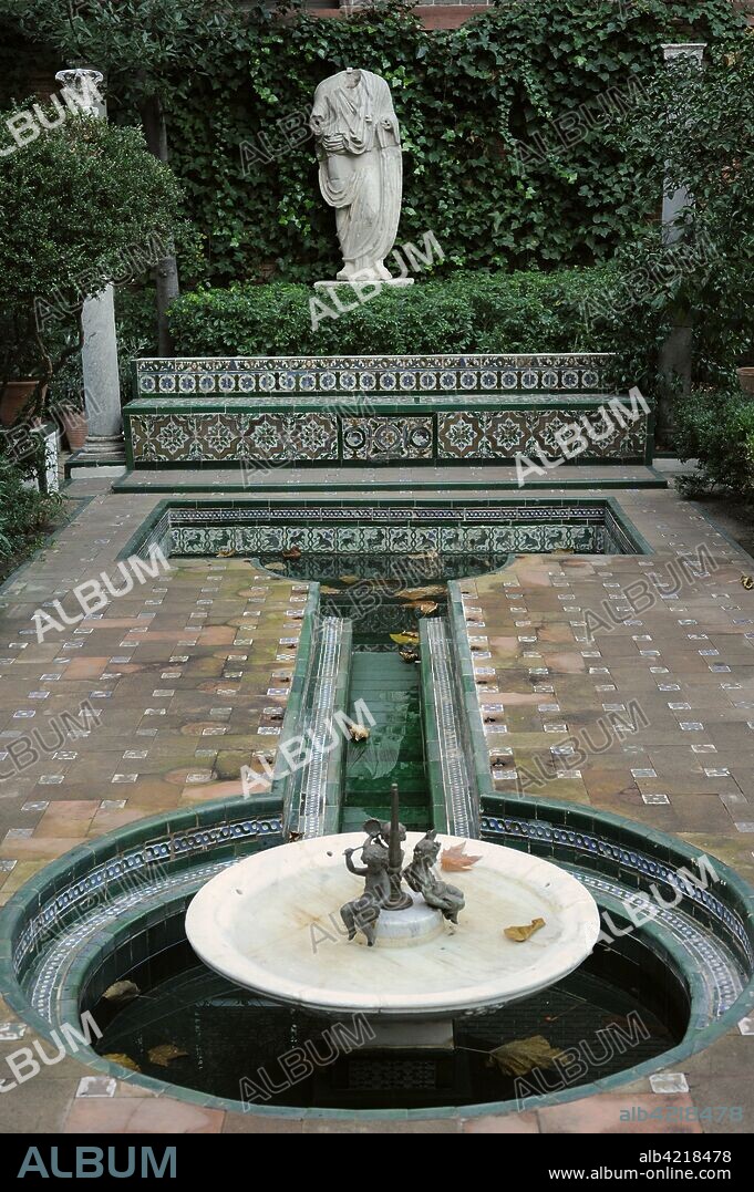 Museo Sorolla. Ubicado en la casa del pintor valenciano Joaquín Sorolla y Bastida (1863-1923). Vista del patio de estilo andaluz. Madrid. España.