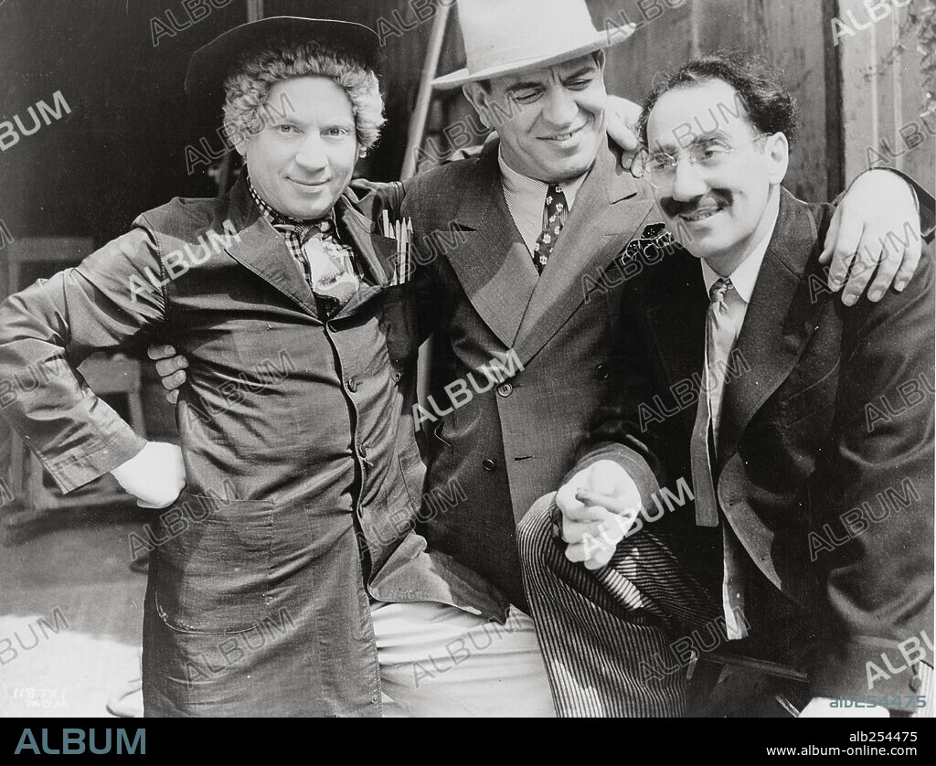 GROUCHO MARX y HARPO MARX en TIENDA DE LOCOS, 1941 (THE BIG STORE), dirigida por CHARLES REISNER. Copyright M.G.M.