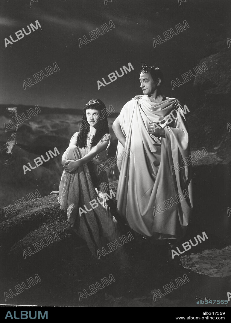 CLAUDE RAINS and VIVIEN LEIGH in CAESAR AND CLEOPATRA, 1945, directed by GABRIEL PASCAL. Copyright UNITED ARTISTS.