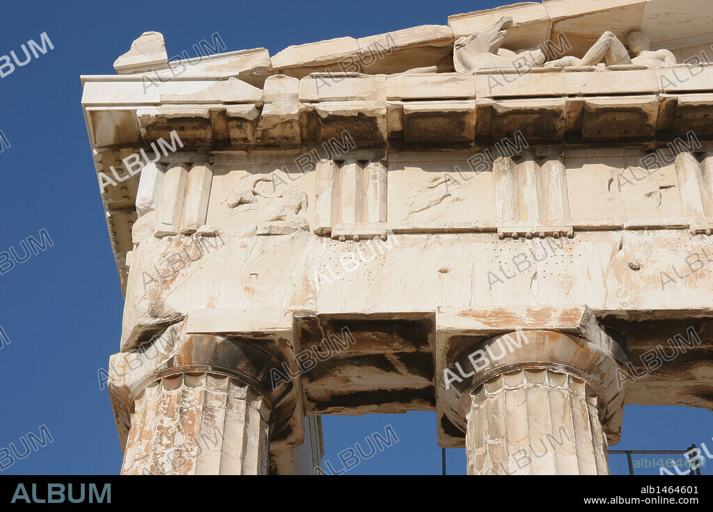 ARTE GRIEGO-PERIODO CLASICO. GRECIA. PARTENON (447-438 a. C.). Templo dórico de mármol pentélico, construido bajo la dirección de los arquitectos Ictino y Calícrates, y ornado con esculturas de Fidias. Es el templo más representativo del arte clásico griego. Detalle del ARQUITRABE liso, con el FRISO DORICO decorado con metopas y triglifos. ATENAS.