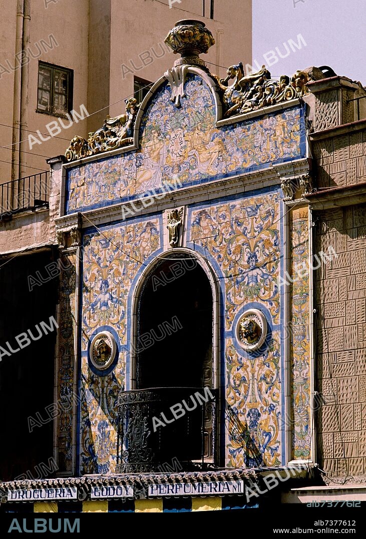 JULIAN MONTEMAYOR CARREÑO (1871-1947). FACHADA DE MONTEMAYOR EN ELEDIFICIO CALLE TRINIDAD NUMERO 11 EN AZULEJO-S XX HOY EN EL MUSEO DE CERAMICA RUIZ DE LUNA.