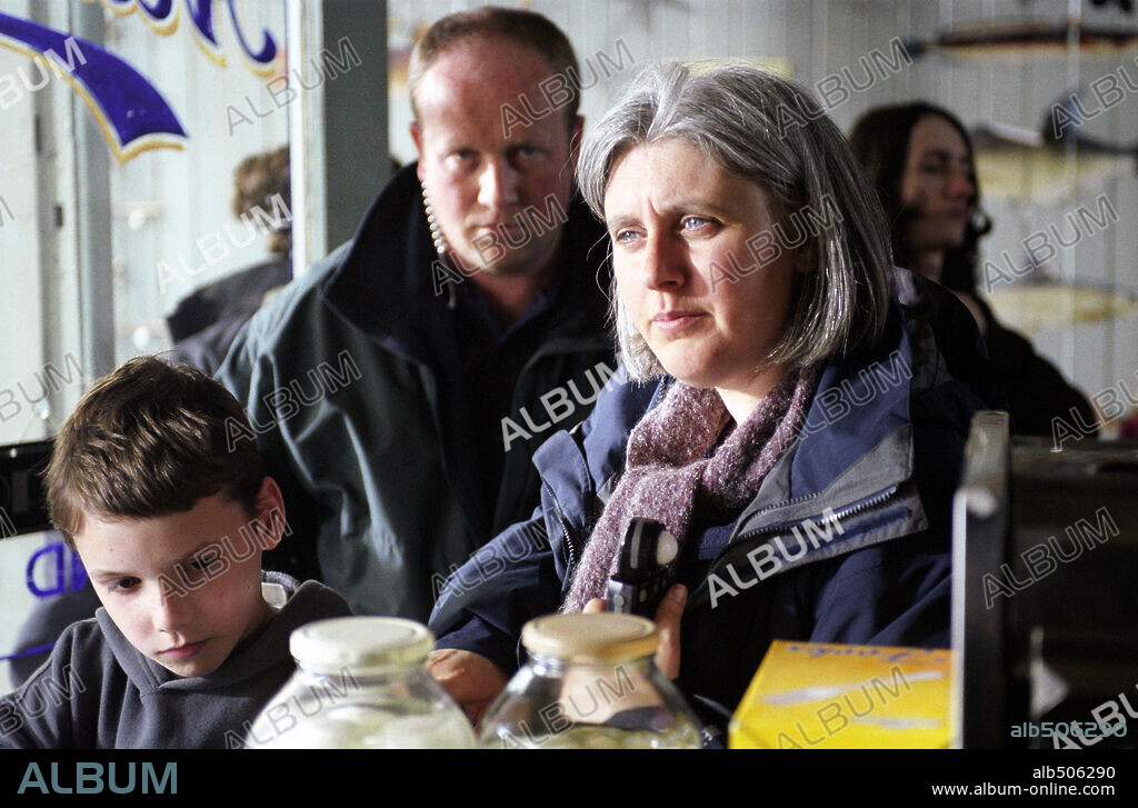 JACK MCELHONE and SHONA AUERBACH in DEAR FRANKIE, 2004, directed by SHONA AUERBACH. Copyright MIRAMAX.