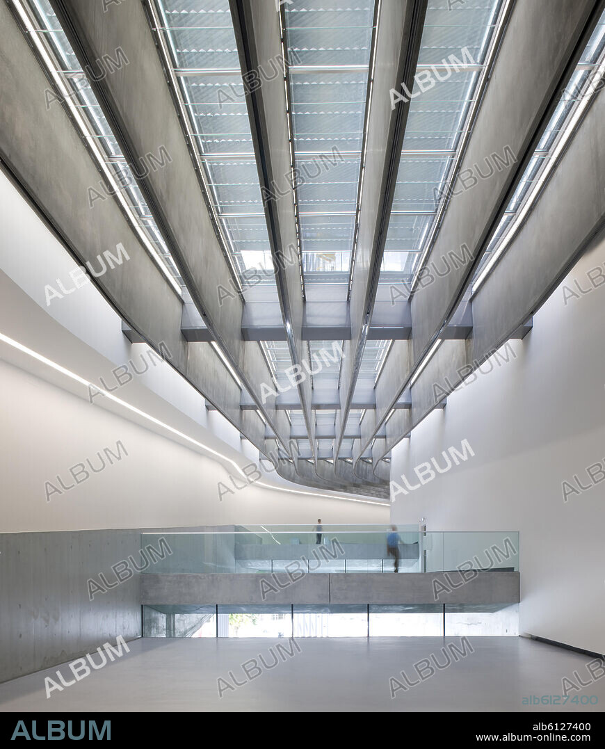MAXXI NATIONAL MUSEUM OF 21ST CENTURY ARTS (2009) THE SWEEPING LINES OF THE ROOF ABOVE DIFFERENT LEVELS OF EXHIBITION SPACES.