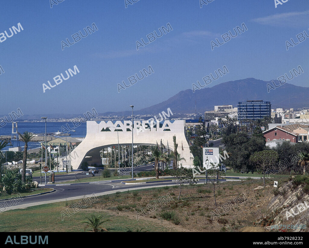 ARCO DE BIENVENIDA EN LA ENTRADA DE LA CIUDAD.