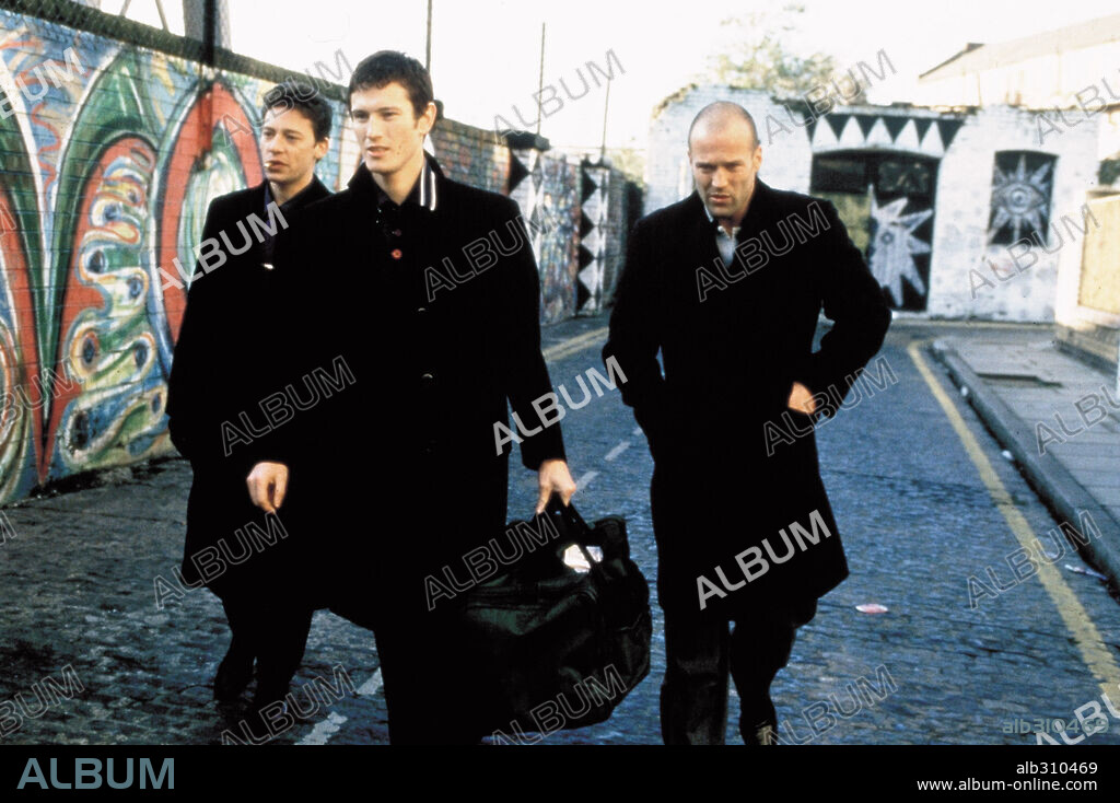 DEXTER FLETCHER, JASON STATHAM y NICK MORAN en LOCK & STOCK, 1998 (LOCK, STOCK, AND TWO SMOKING BARRELS), dirigida por GUY RITCHIE. Copyright HANDMADE FILMS.