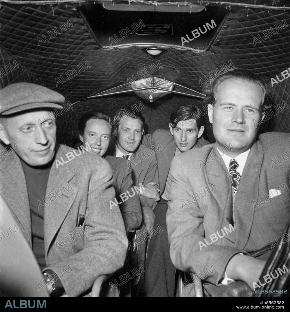 Orig. bildtext... Med flygvapnet till torgs 3/9 1947 Assar Svensson, Ingrid Samuelsson, Nils Linnman, Bo Teddy Ladberg och Ragnar Ölander i flygvapnet Anm. SR Kepsar CD693 persons: BO TEDDY LADBERG;RAGNAR ÖLANDER;NILS LINNMAN;INGRID SAMUELSSON;ASSAR SVENSSON sites: SVERIGE.