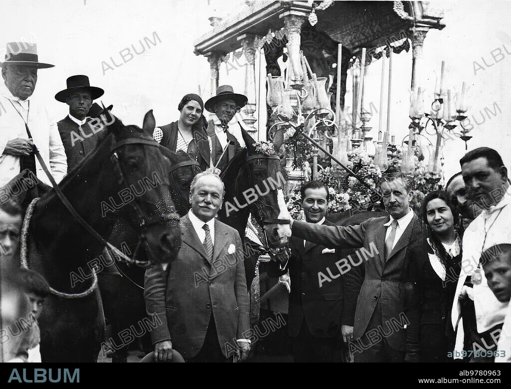 Los Hermanos Álvarez quintero ante el simpecado de Triana. Fue portada de Abc de Sevilla el 22 de mayo de 1934. La foto Es de Serrano y esta tomada en la cuesta de Castilleja.