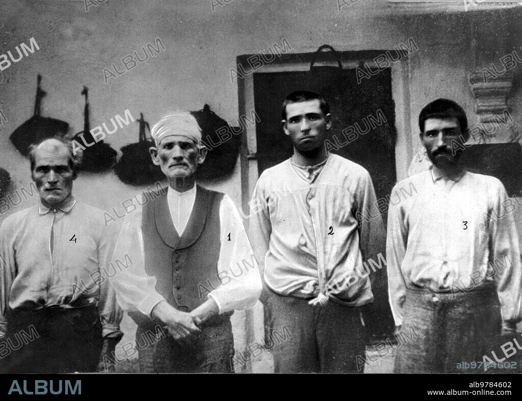 Gador (Almería), agosto de 1910. Infanticidio: acusados del asesinato del niño Bernardo González: (1) Francisco Leona Romero, (2) Julio Hernández Rodríguez (3), José Hernández Rodríguez (4), Pedro Hernández (padre de los dos últimos) . Cogieron al niño y tras meterlo en un saco lo asesinaron con el fin de que Francisco Ortega «El Moruno» se bebiera la sangre del mismo. También se aplicó al pecho «las mantecas» del niño pensando que así sanaría de sus dolencias. Este crimen dio origen a la leyenda de «El hombre del saco».