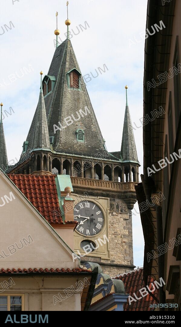 REPUBLICA CHECA. PRAGA (PRAHA). Ciudad Vieja (Stare Mesto). Vista de uno de los campanarios de la IGLESIA DE TYN de estilo gótico. Centro Europa.