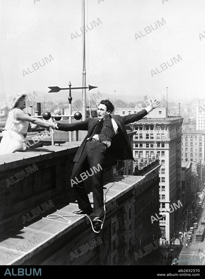 HAROLD LLOYD and MILDRED DAVIS in SAFETY LAST, 1923, directed by FRED NEWMEYER. Copyright HAL ROACH/PATHE EXCHANGE.