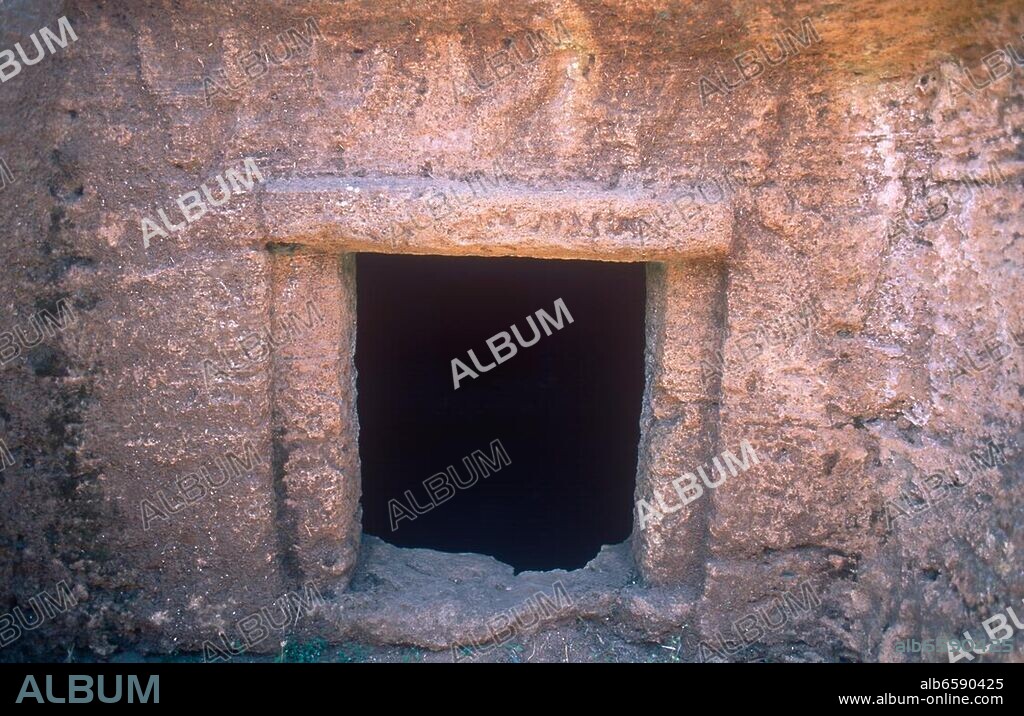 Nekropole von Anghelu Ruju, Domus de Jana, Felsengrab A der Ozieri-Kultur, ca. 3400-2700 v.Chr., Grabeingang mit stilisierten Stierköpfen über dem Architrav. nahe Alghero, Italien, Sardinien, Prov.