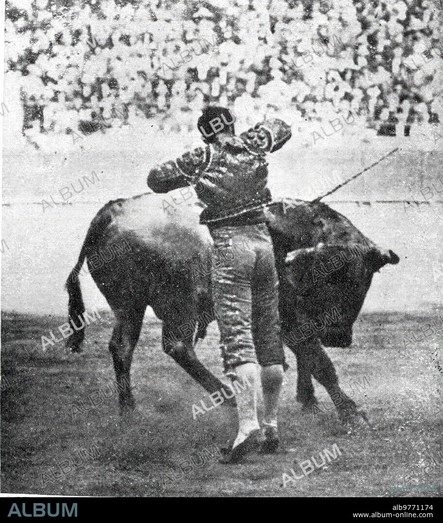 1915. The slow and elegant final turn of the assisted Joselista (photo Perez de Rozas).