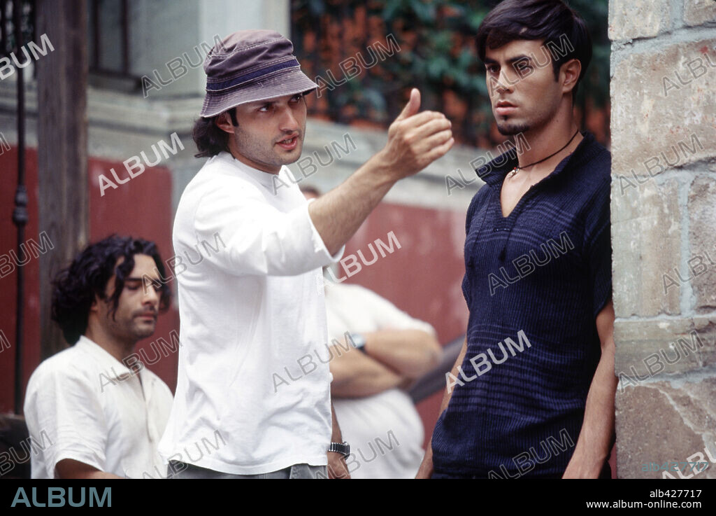 ENRIQUE IGLESIAS and ROBERT RODRIGUEZ in ONCE UPON A TIME IN MEXICO, 2003, directed by ROBERT RODRIGUEZ. Copyright COLUMBIA/LOS HOOLIGANS/MIRAMAX.