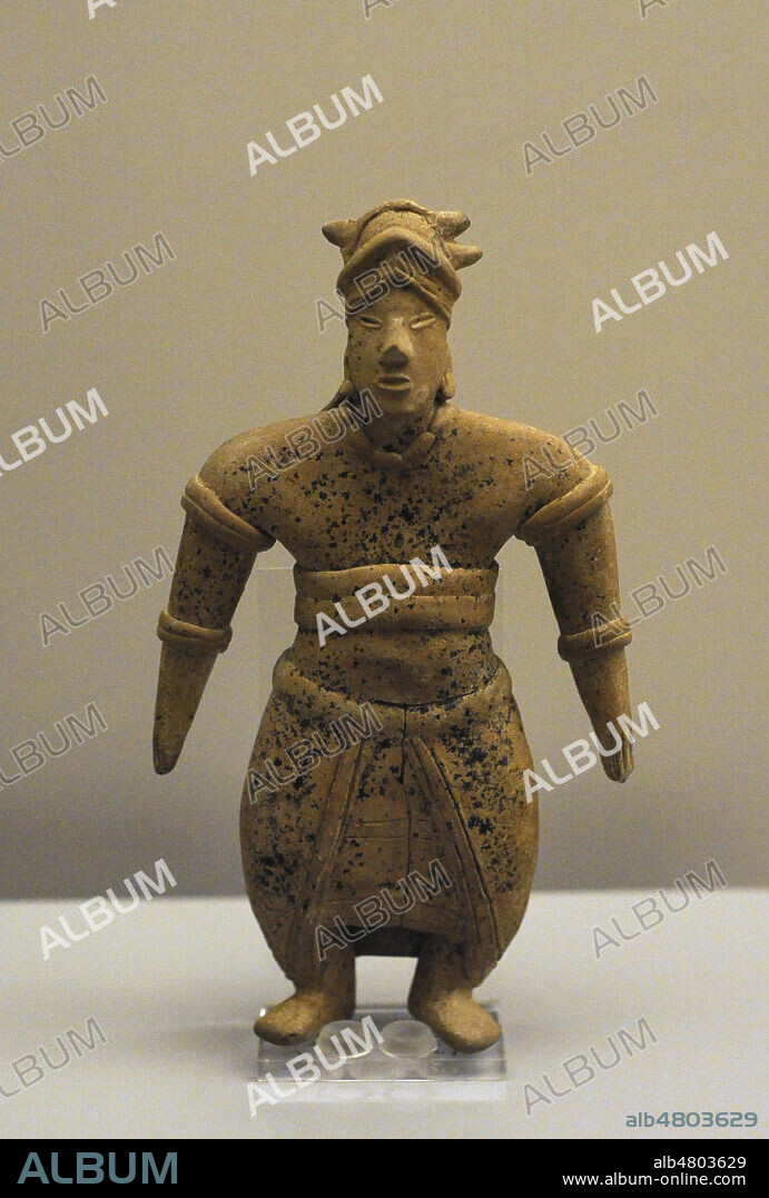 Figura masculina de alto rango a tenor de su vestimenta y adornos. Cerámica. Estilo Colima (100-400 d. C.). Occidente de México. Museo de América. Madrid. España.