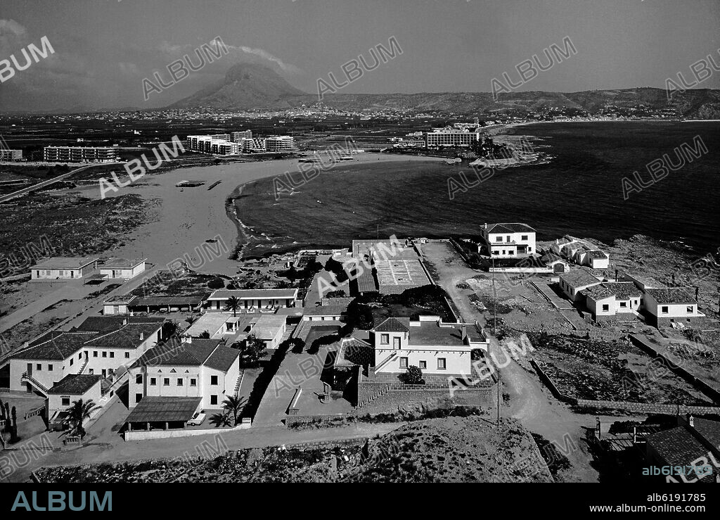 PLAYA DE JAVEA CON EL MONTE MONTGO AL FONDO - FOTOGRAFIA EN BLANCO Y NEGRO - AÑOS 60.