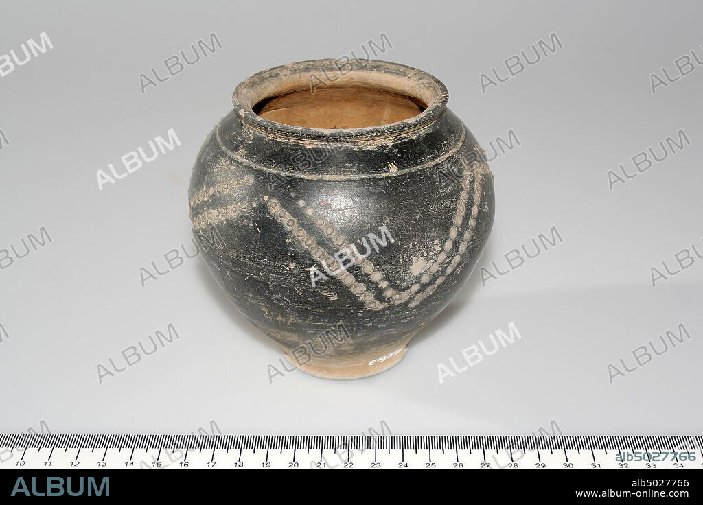 Terra nigra beaker, pearl with puncture hole, pot, earthenware, terra nigra, roman, Netherlands, Gelderland, Wijchen, Wijchen.