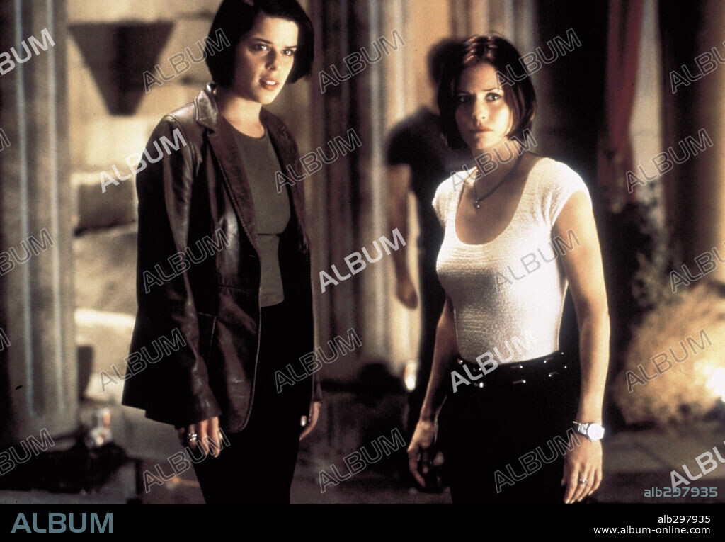 COURTENEY COX et NEVE CAMPBELL dans SCREAM 2, 1997, réalisé par WES CRAVEN. Copyright DIMENSION FILMS.