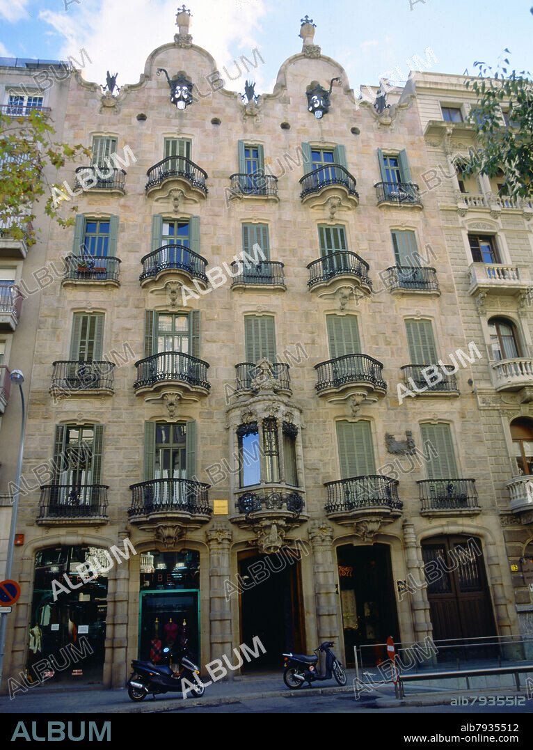 ANTONI GAUDÍ. VISTA FRONTAL DE LA FACHADA DE LA CASA CALVET - 1898-1900.