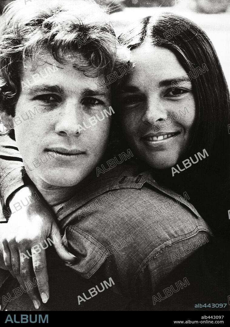ALI MacGRAW and RYAN O'NEAL in LOVE STORY, 1970, directed by ARTHUR HILLER. Copyright PARAMOUNT PICTURES.