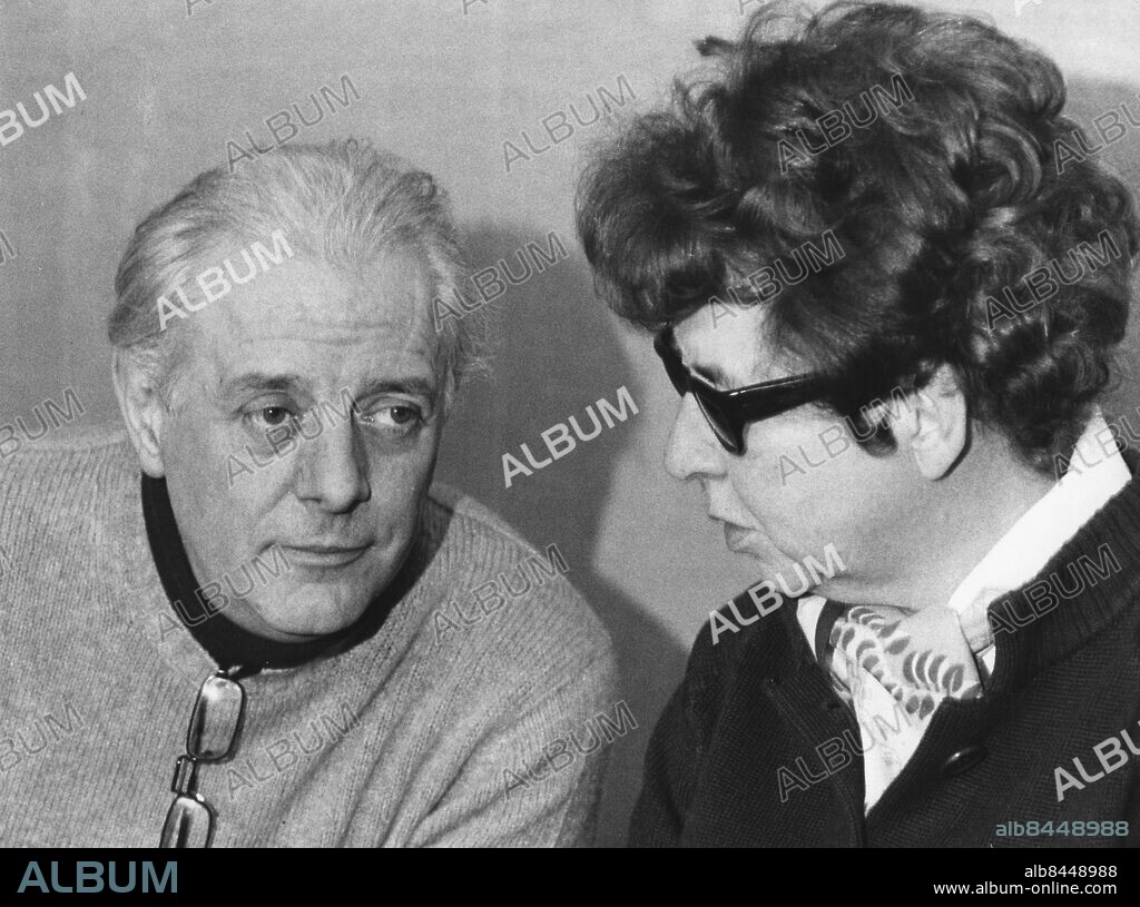 STOCKHOLM 1980-03-11. The Italian theater director and actor Dario For and Vivica Bandler Director of Stadsteatern (City Theatre) at a press conference for Fos guest plays at Klara Theatre and Stadsteatern (City Theatre) in Stockholm in 1980.. ********. Den Italienska teaterregissören och skådespelaren Dario Fo och Stadsteaterns chef Vivica Bandler vid en presskonferens med anledning av Fos teaterföreställningar på Klara teatern och Stadsteatern i Stockholm 1980.. Foto: Bert Mattsson/ SCANPIX SWEDEN Kod: 1004.