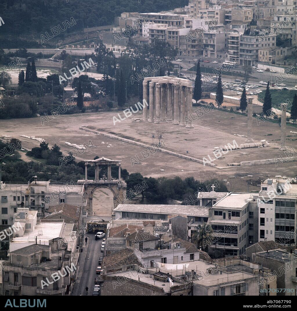 DECIMUS COSSUTIUS. ARCO DE ADRIANO JUNTO A LAS COLUMAS DEL TEMPLO DE ZEUS OLIMPICO.