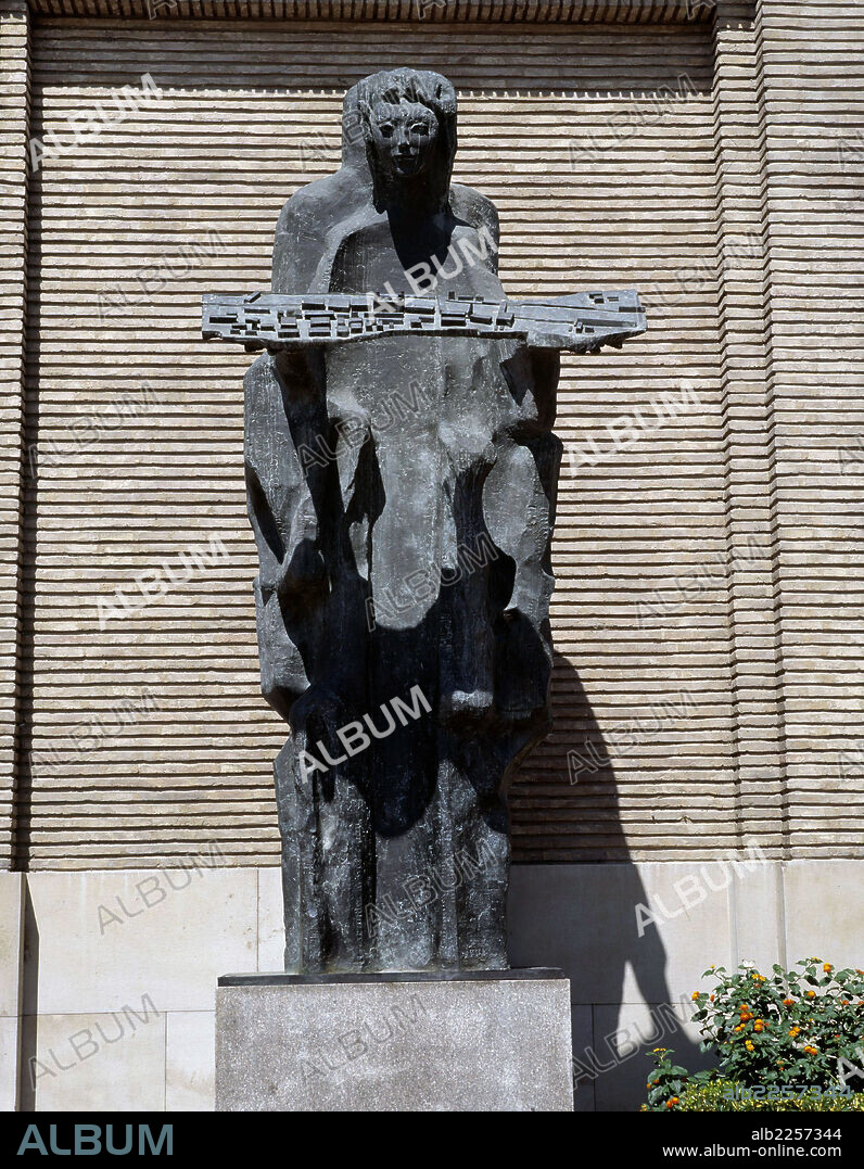 PABLO SERRANO. SERRANO , PABLO. ESCULTOR ESPAÑOL. CRIVILLEN. 1910 - 1985. FIGURA DE " ANGEL " EN LA FACHADA DEL AYUNTAMIENTO DE ZARAGOZA.