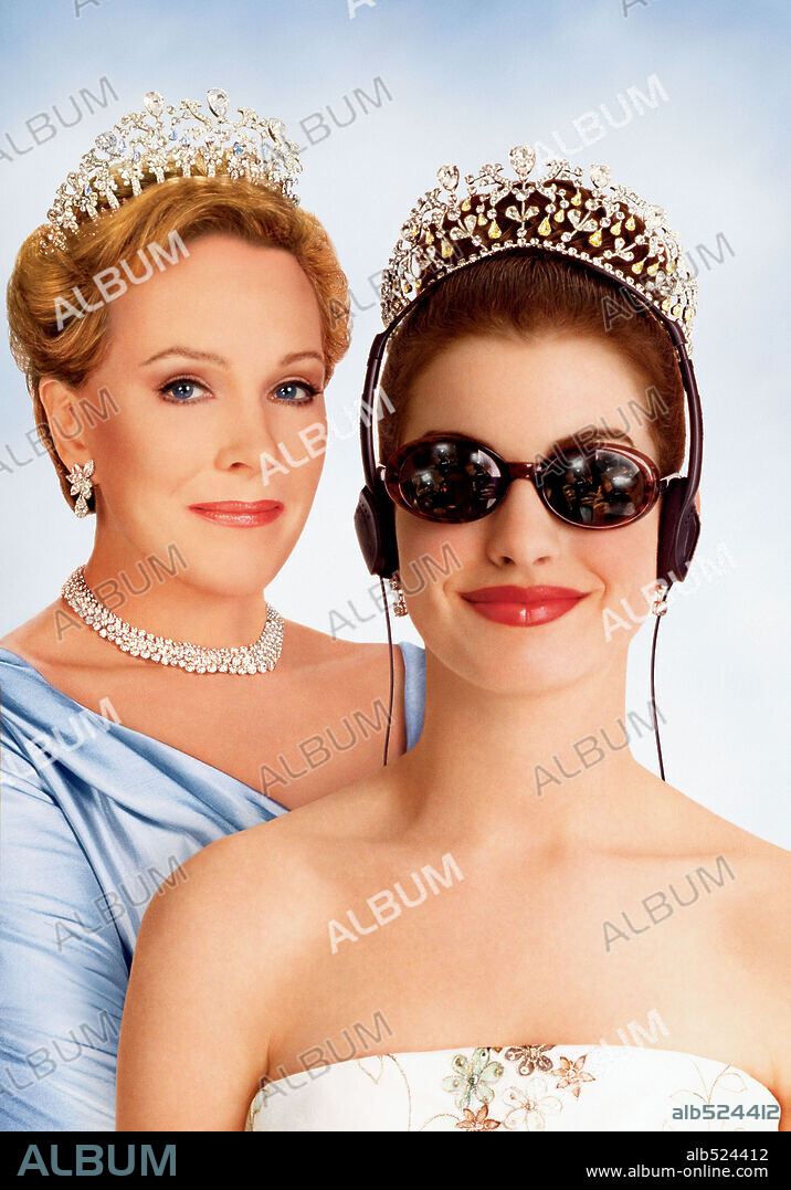 ANNE HATHAWAY y JULIE ANDREWS en PRINCESA POR SORPRESA, 2001 (THE PRINCESS DIARIES), dirigida por GARRY MARSHALL. Copyright WALT DISNEY PRODUCTIONS.