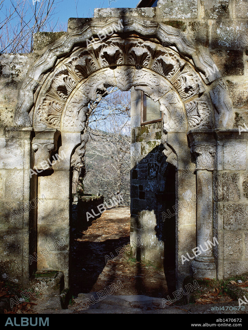 ARTE ROMANICO. ESPAÑA. MONASTERIO BENEDICTINO DE SANTA CRISTINA DE RIBAS DE SIL. Detalle de los restos de un pórtico románico que daba acceso al claustro, situado junto al templo. PARADA DO SIL. Provincia de Ourense. LA RIBEIRA SACRA. Galicia.