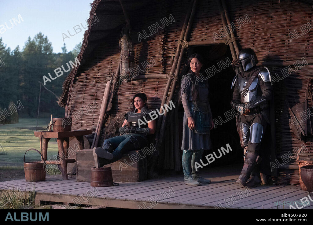 GINA CARANO, JULIA JONES und PEDRO PASCAL in THE MANDALORIAN, 2019, unter der Regie von BRYCE DALLAS HOWARD, DAVE FILONI, DEBORAH CHOW, RICK FAMUYIWA und TAIKA WAITITI. Copyright Lucasfilm/Walt Disney Productions / Cortesía.