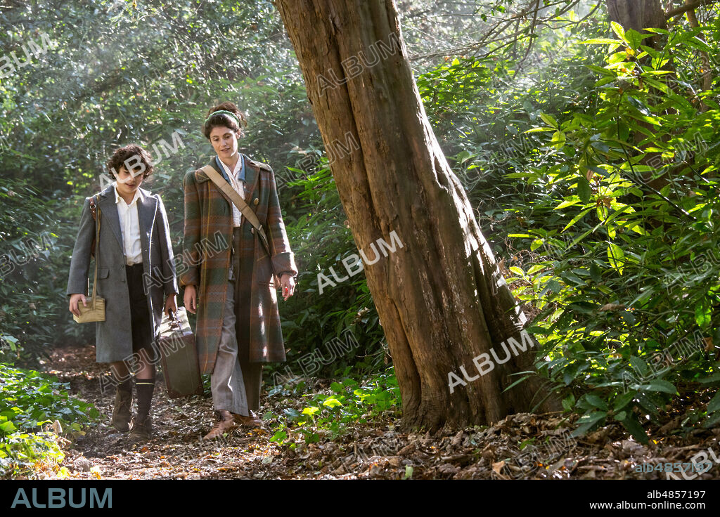 GEMMA ARTERTON y LUCAS BOND en EN BUSCA DE SUMMERLAND, 2020 (SUMMERLAND), dirigida por JESSICA SWALE. Copyright IOTA FILMS/SHOEBOX FILMS.