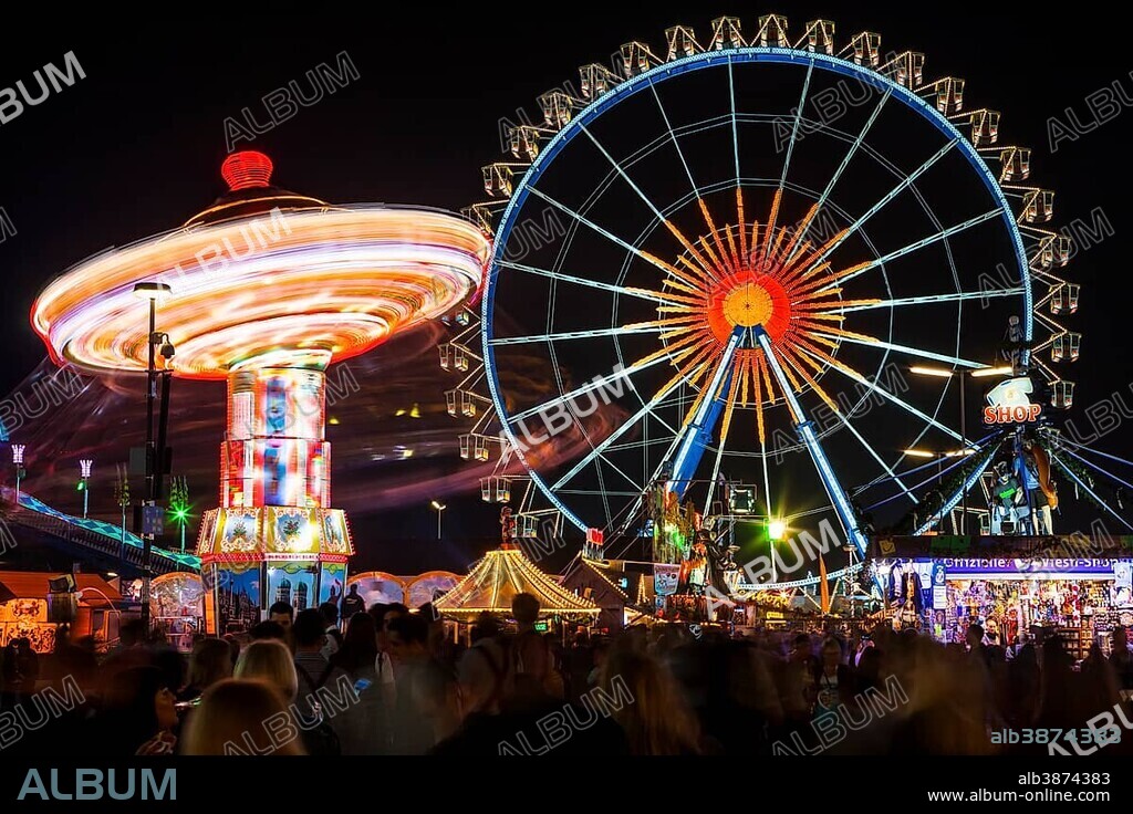 Chain carousel and Ferris wheel at night, Oktoberfest, Theresienwiese, Munich, Upper Bavaria, Germany