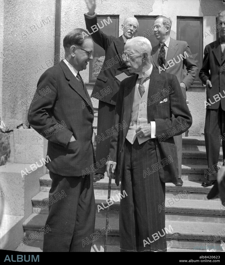 SÄRÖ 1947-07-14.. Konselj i Särö med Kung Gustaf V med bl.a. ministrarna Per-Edvin Sköld, Ernst Wigfors och Östen Undén samt statsminister Tage Erlander. *** Local Caption *** GT Foto: Kamerareportage / TT / Kod: 2524.