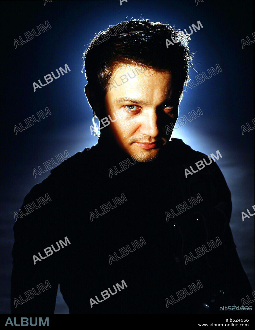 JEREMY RENNER in S. W. A. T., 2003, directed by CLARK JOHNSON. Copyright COLUMBIA PICTURES / WHITE, TIMOTHY.