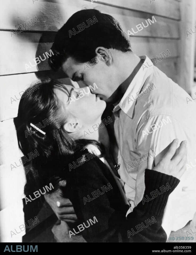 NATALIE WOOD and WARREN BEATTY in SPLENDOR IN THE GRASS, 1961, directed by ELIA KAZAN. Copyright WARNER BROTHERS.
