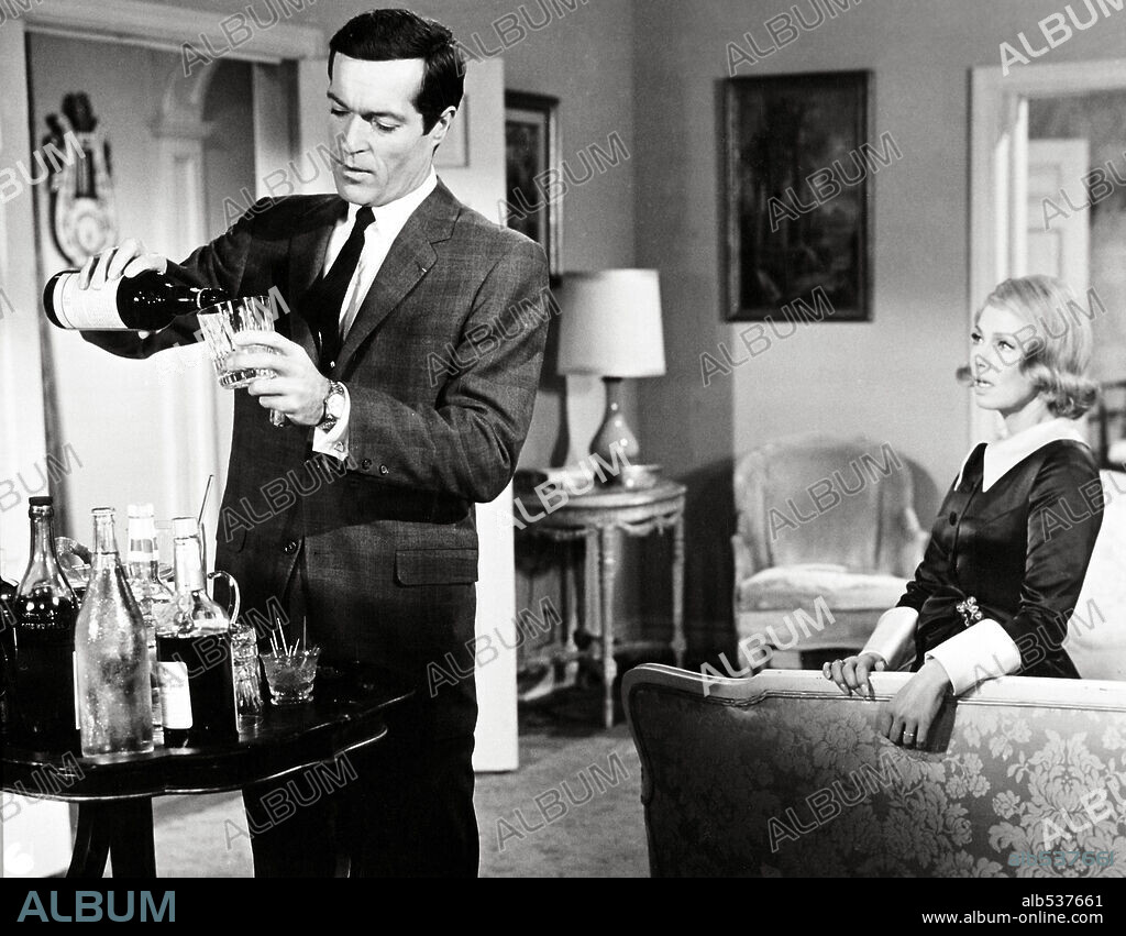 DANY ROBIN y FREDERICK STAFFORD en TOPAZ, 1969, dirigida por ALFRED HITCHCOCK. Copyright UNIVERSAL PICTURES.