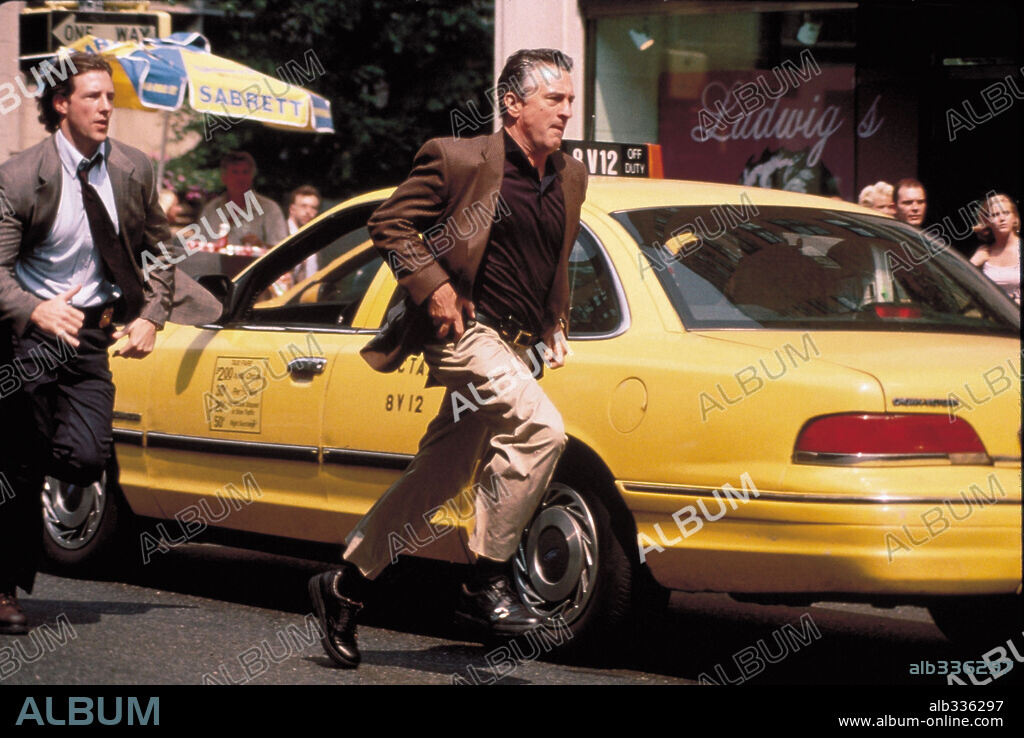 EDWARD BURNS and ROBERT DE NIRO in 15 MINUTES, 2001, directed by JOHN HERZFELD. Copyright NEW LINE CINEMA / CARUSO, PHILLIP.