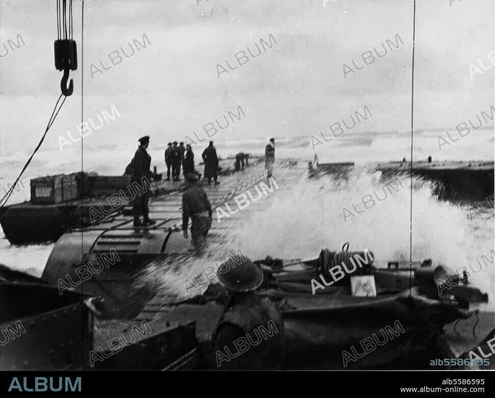 2. Weltkrieg / Beginn der alliierten Landung in der Normandie unter Oberbefehl von Gen. Montgomery, 6. Juni 1944. Britische Soldaten beim Pontonbau an der Küste der Normandie. Foto, undat.