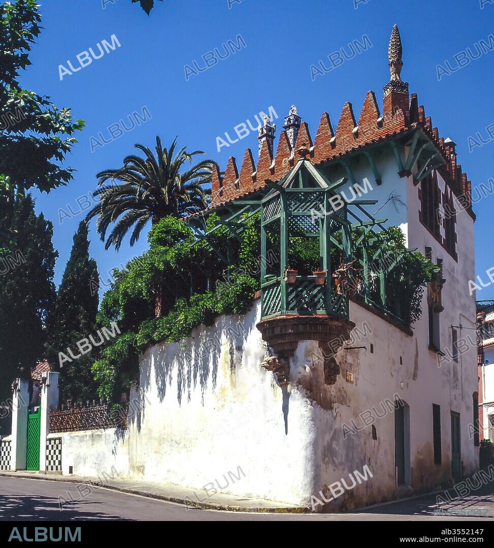 Josep Puig i Cadafalch / Fachada de la Casa Puig i Cadafalch, 1897-1905, Argentona, Barcelona, Cataluña, España.