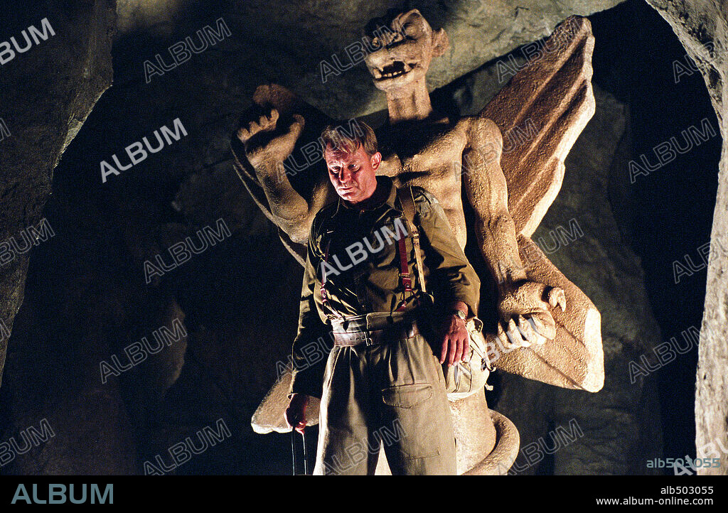 STELLAN SKARSGARD in EXORCIST: THE BEGINNING, 2004, directed by RENNY HARLIN. Copyright WARNER BROS. PICTURES / STRIZZI, SERGIO.