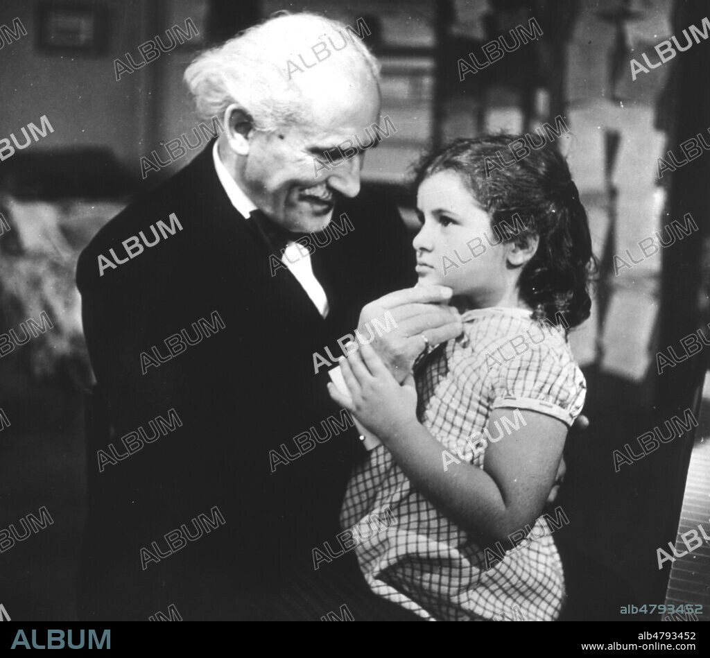 Arthuro TOSCANINI (1867-1957) et sa petite fille Sonia HOROWITZ . Photographie anonyme. Credit: Collection NB/KHARBINE-TAPABOR.