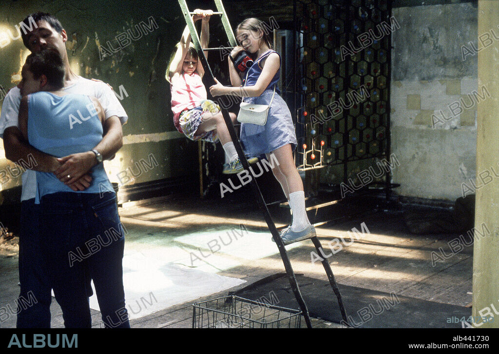 EMMA BOLGER, PADDY CONSIDINE, SAMANTHA MORTON and SARAH BOLGER in IN AMERICA, 2002, directed by JIM SHERIDAN. Copyright 20TH CENTURY FOX / WALSH, BERNARD.