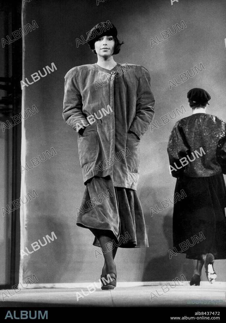 ©SCANPIX SWEDEN, 1984.. Mode 1984. Bilden: Mockajacka från Huc. Kvinnlig modell med basker på huvudet, jacka med axelvaddar och vadlång kjol.. Foto: Owe Sjöblom/SCANPIX. Code: 30182.