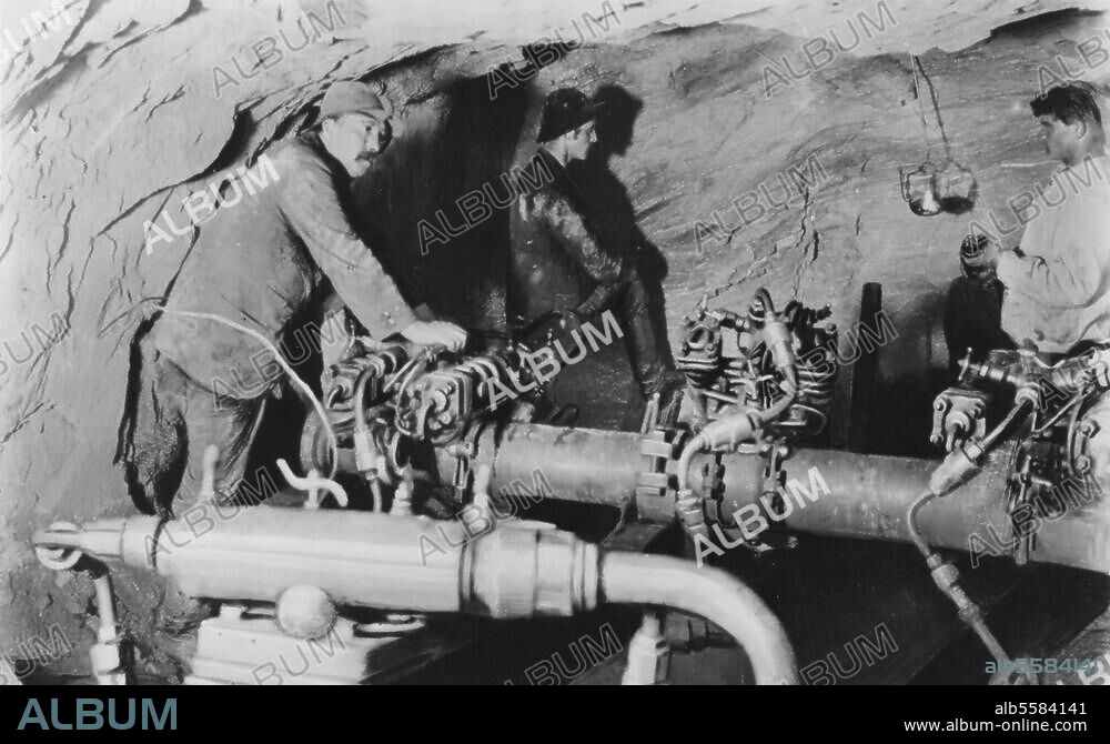 Simplon (Walliser Alpen), Simplontunnel. (Eisenbahntunnel zwischen Brig (Schweiz). und Iselle (Italien), erbaut 1898 bis. 1906). Arbeiter beim Bohren im Stollen. Foto.